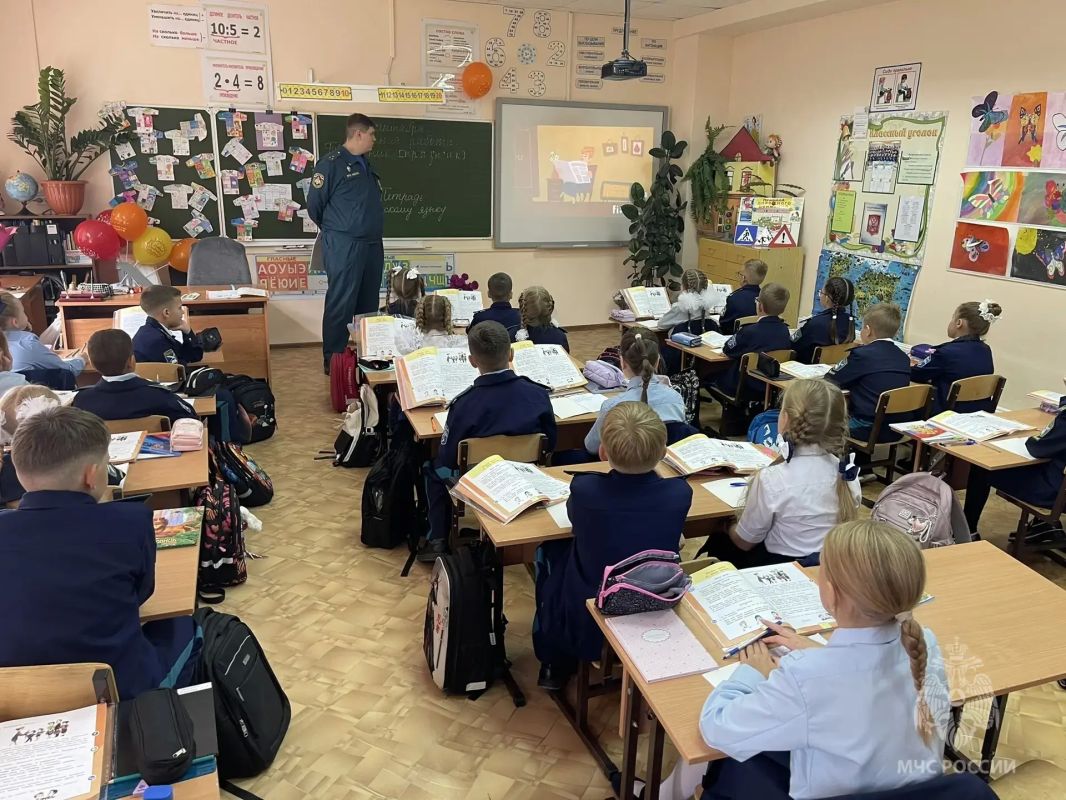 Учимся безопасности: инспекторы МЧС встретились с тольяттинскими школьниками Учимся безопасности: инспекторы МЧС встретились с тольяттинскими школьниками