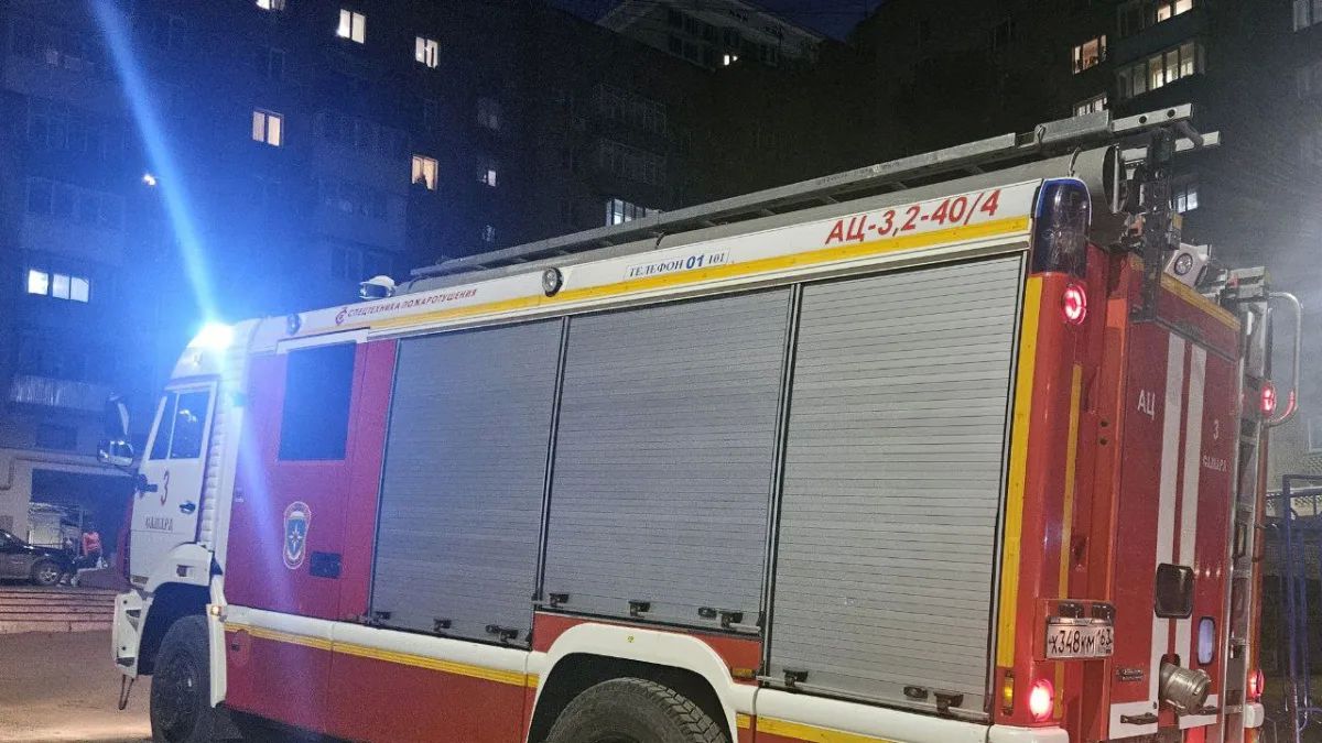 В Октябрьском районе Самары тушат неэксплуатируемый дом на улице Врубеля