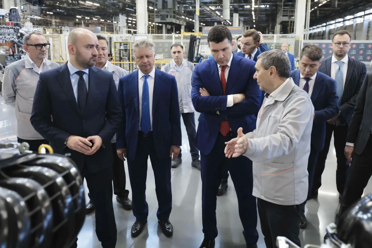 В день производства Lada Azimut министр промышленности и торговли Российской Федерации Антон Алиханов и губернатор Самарской области Вячеслав Федорищев осмотрели производственные площадки АВТОВАЗа