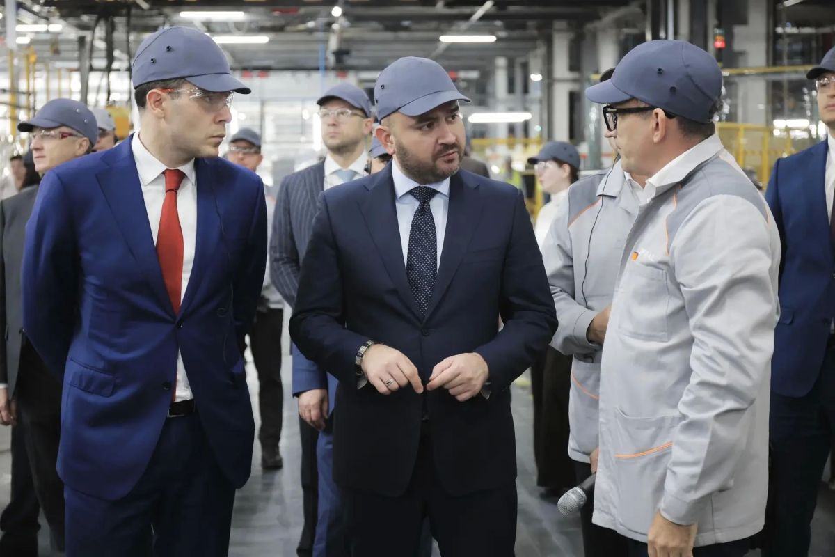 В день производства Lada Azimut министр промышленности и торговли Российской Федерации Антон Алиханов и губернатор Самарской области Вячеслав Федорищев осмотрели производственные площадки АВТОВАЗа В день производства Lada Azimut министр промышленности и торговли Российской Федерации Антон Алиханов и губернатор Самарской области Вячеслав Федорищев осмотрели производственные площадки АВТОВАЗа