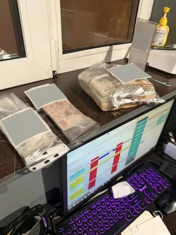Прокуратура Кировского района совместно с полицией и Росгвардией пресекла работу нелегальных игровых клубов на Елизарова, 38, и проспекте Кирова, 180б Прокуратура Кировского района совместно с полицией и Росгвардией пресекла работу нелегальных игровых клубов на Елизарова, 38, и проспекте Кирова, 180б