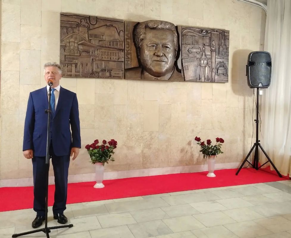 Бронзовая летопись: в Тольятти появился триптих-барельеф памяти Алексея Васильевича Николаева Бронзовая летопись: в Тольятти появился триптих-барельеф памяти Алексея Васильевича Николаева