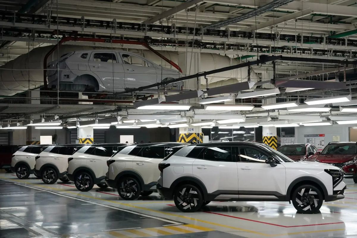 LADA Azimut много не бывает: еще несколько кадров первого полностью российского кроссовера — от нашего фотокорреспондента Андрея Савельева LADA Azimut много не бывает: еще несколько кадров первого полностью российского кроссовера — от нашего фотокорреспондента Андрея Савельева
