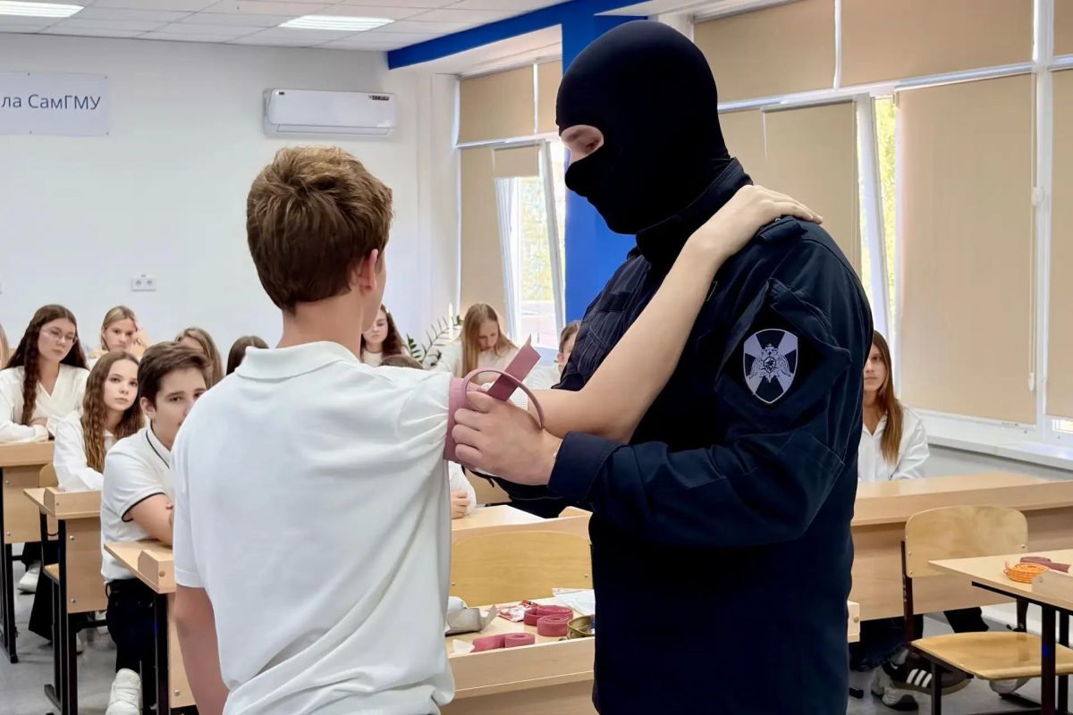В Самаре росгвардейцы провели антитеррористическую акцию в лицее имени Дениса Лазутина В Самаре росгвардейцы провели антитеррористическую акцию в лицее имени Дениса Лазутина