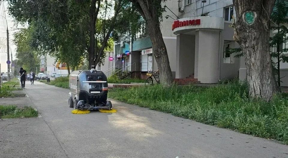 Два БРО убирают улицы Кировского района Самары Два БРО убирают улицы Кировского района Самары