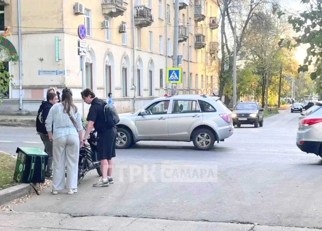 На перекрёстке Тихвинской и Советской Армии легковушка столкнулась с питбайком На перекрёстке Тихвинской и Советской Армии легковушка столкнулась с питбайком