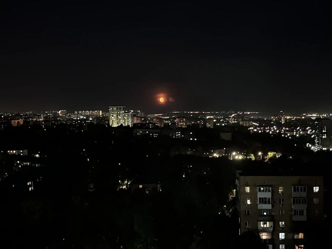 Необычная луна озарила небо над Самарой после малинового заката