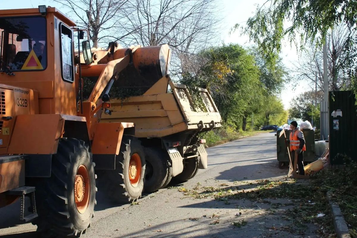Коммунальные службы города продолжают наводить порядок