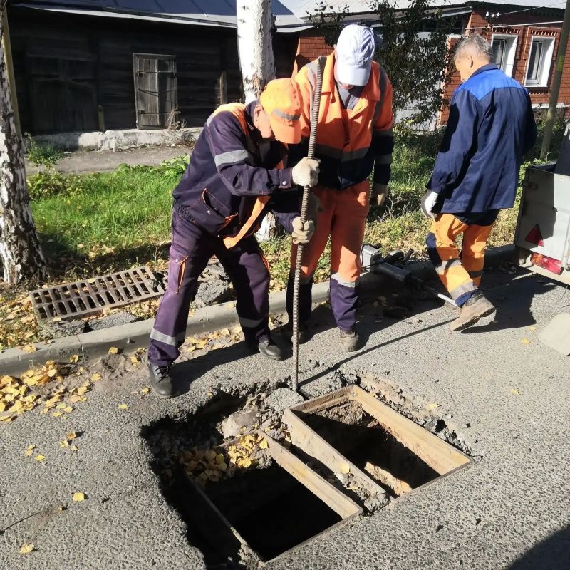 Коммунальные службы города продолжают наводить порядок Коммунальные службы города продолжают наводить порядок