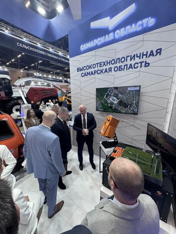 Стенд Самарской области на выставке «ИННОПРОМ.Беларусь» посетили Чрезвычайный и Полномочный Посол Республики Беларусь в РФ Юрий Селиверстов и Генеральный консул Республики Беларусь в Уфе Александр Ковалев Стенд Самарской области на выставке «ИННОПРОМ.Беларусь» посетили Чрезвычайный и Полномочный Посол Республики Беларусь в РФ Юрий Селиверстов и Генеральный консул Республики Беларусь в Уфе Александр Ковалев