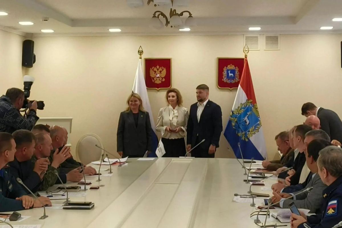 За подготовку и проведение парада 2025 года, за многолетнее «голосовое» сопровождение шествия и за вклад компании в проведение торжественного события ГТРК «Самара» в лице директора Елены Крыловой получила почетную награду