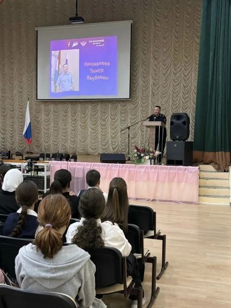 Полицейские Самарской области провели профориентационную встречу со школьниками