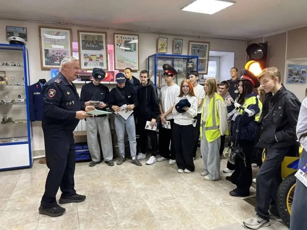 Студенты Самарского социально-педагогического колледжа побывали в гостях у Госавтоинспекции Студенты Самарского социально-педагогического колледжа побывали в гостях у Госавтоинспекции