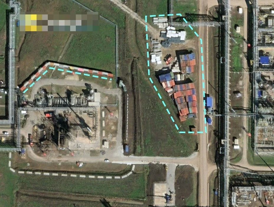Процесс установки стены из морских контейнеров для защиты Ильского НПЗ в Краснодарском крае от прилета украинских дронов-камикадзе, снятый западным спутником