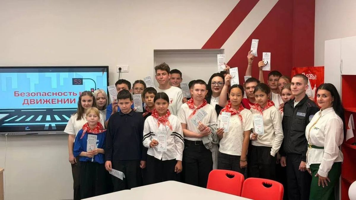 Сотрудники Госавтоинспекции Безенчукского района совместно с активистами местного отделения Движения Первых провели для школьников познавательную игру на знание правил дорожного движения Сотрудники Госавтоинспекции Безенчукского района совместно с активистами местного отделения Движения Первых провели для школьников познавательную игру на знание правил дорожного движения
