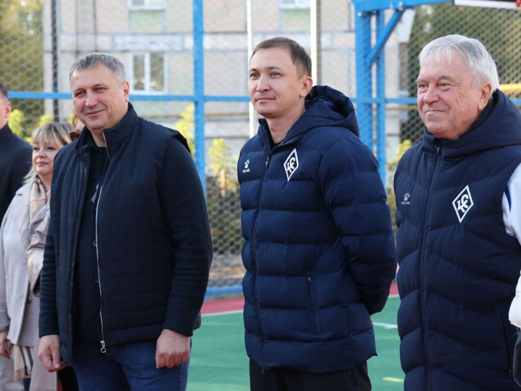 Иван Носков: Вместе с игроками, ветеранами и руководителями клуба «Крылья Советов» встретился с учениками первого самарского футбольного класса Иван Носков: Вместе с игроками, ветеранами и руководителями клуба «Крылья Советов» встретился с учениками первого самарского футбольного класса