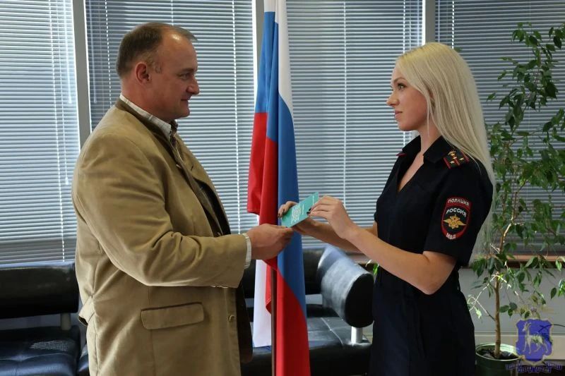 Самарские полицейские вручили гражданину Германии свидетельство участника Государственной программы по оказанию содействия добровольному переселению в РФ соотечественников, проживающих за рубежом