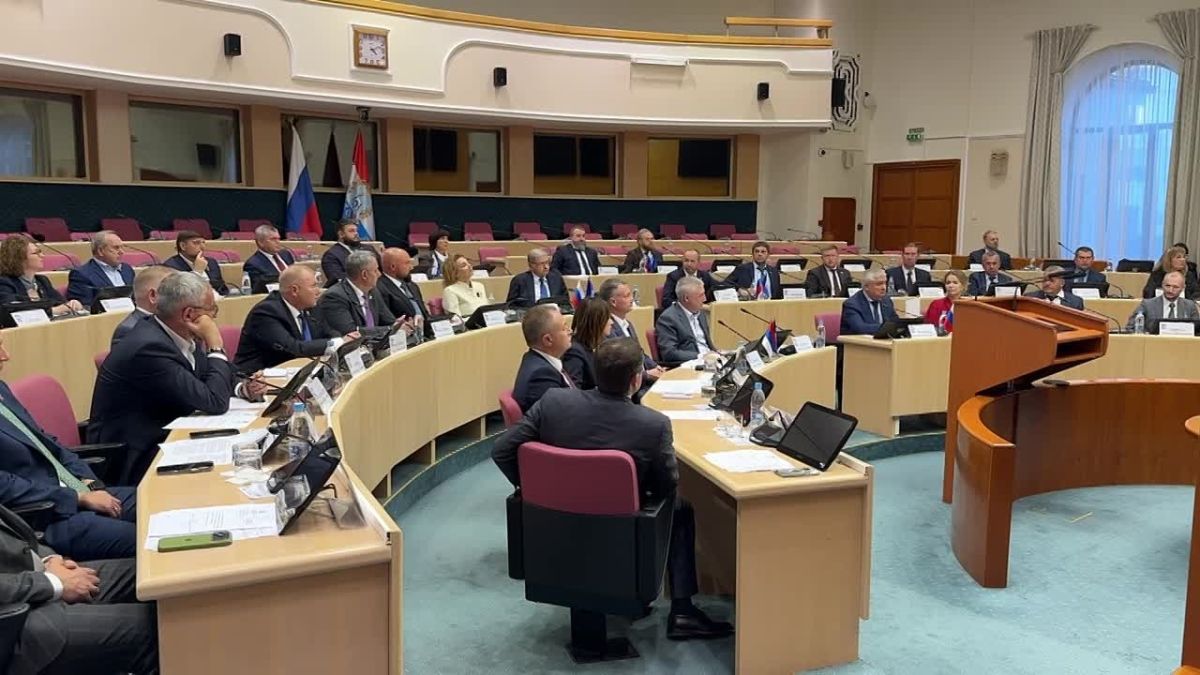 В начале заседания представили депутатов, которые одержали победу по одномандатным округам и по партийным спискам