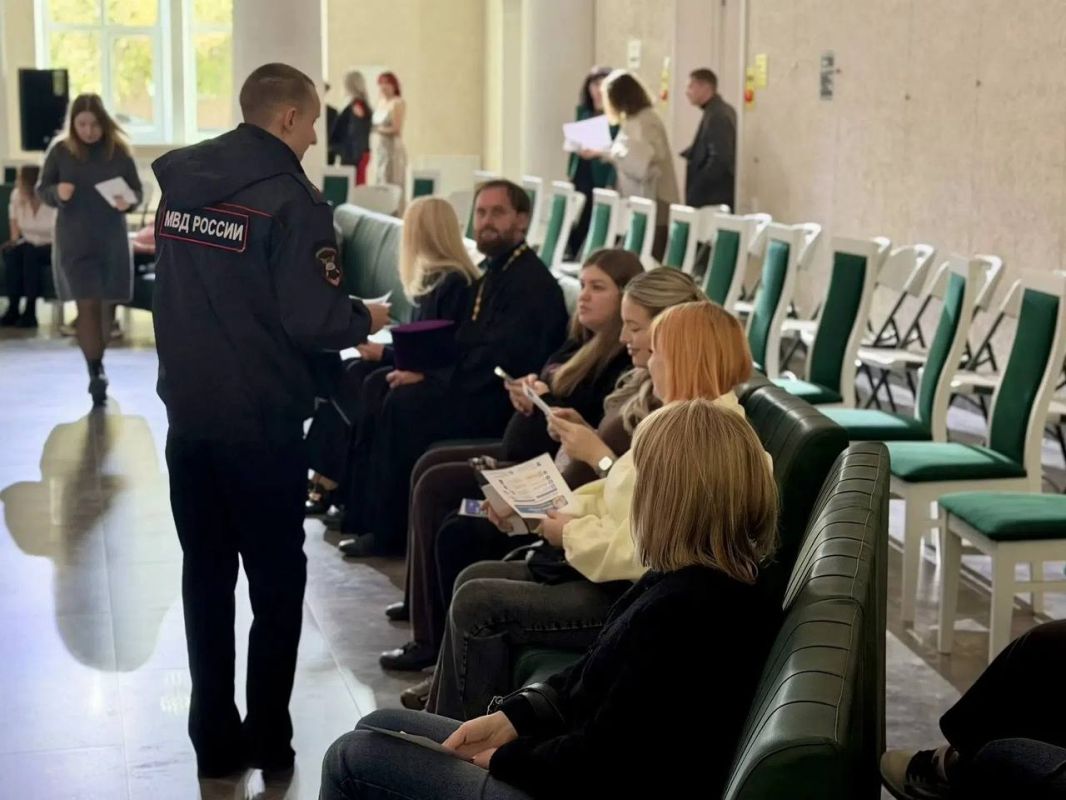 Инспекторы Сызранской Госавтоинспекции провели акцию для будущих мам в ДК «Авангард» Инспекторы Сызранской Госавтоинспекции провели акцию для будущих мам в ДК «Авангард»