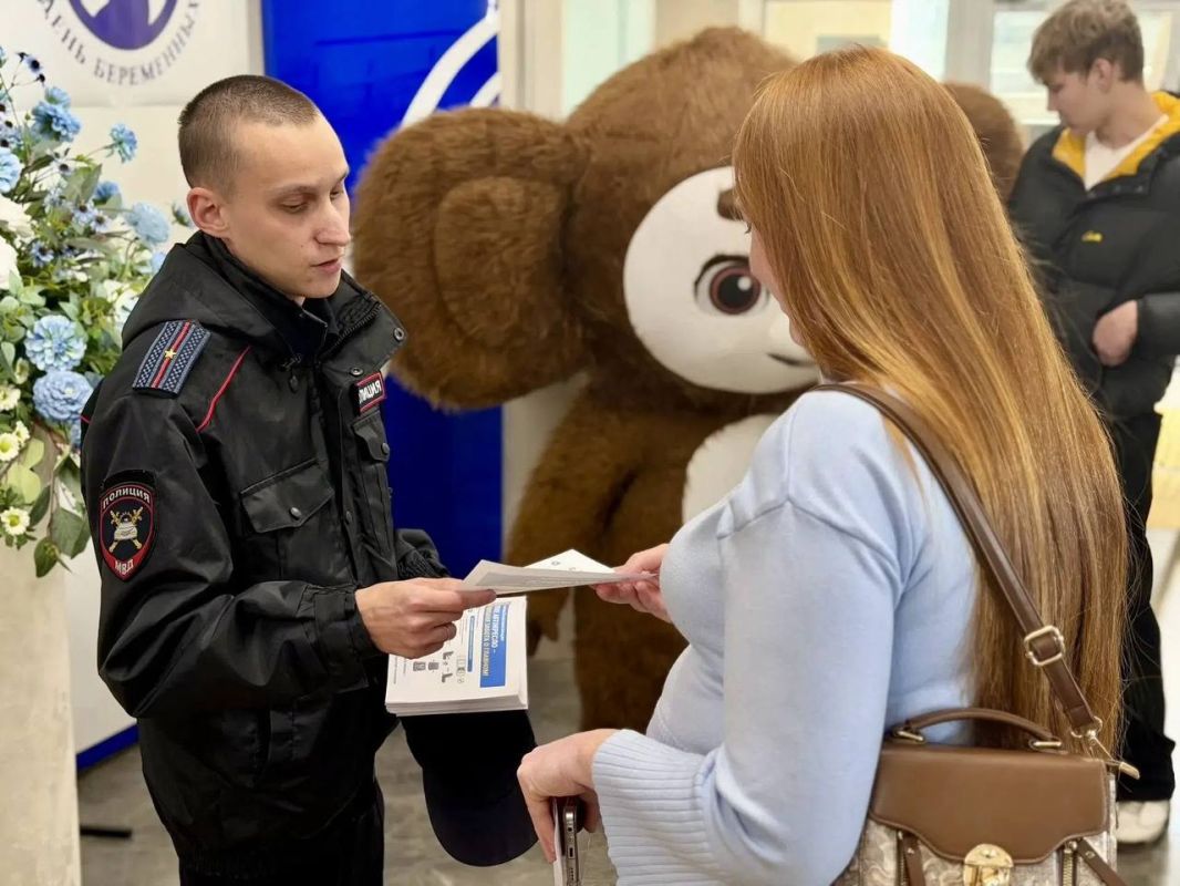 Инспекторы Сызранской Госавтоинспекции провели акцию для будущих мам в ДК «Авангард» Инспекторы Сызранской Госавтоинспекции провели акцию для будущих мам в ДК «Авангард»