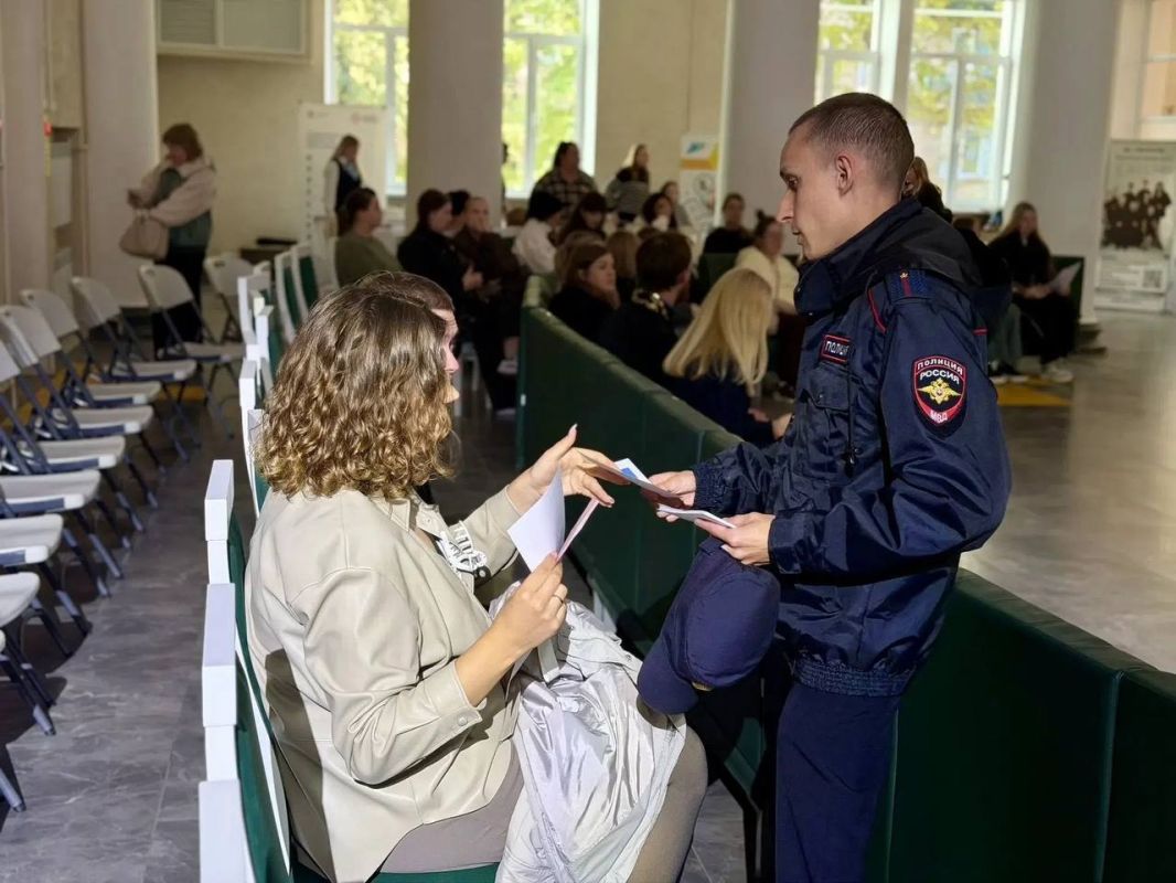 Инспекторы Сызранской Госавтоинспекции провели акцию для будущих мам в ДК «Авангард»