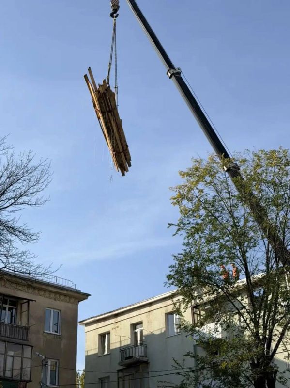В Новокуйбышевске восстанавливают дом после атаки БПЛА В Новокуйбышевске восстанавливают дом после атаки БПЛА