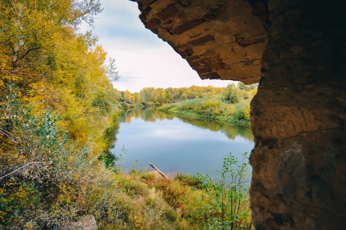 Река Самара и руины водяной механической мельницы купца Павла Шихобалова на берегу Река Самара и руины водяной механической мельницы купца Павла Шихобалова на берегу