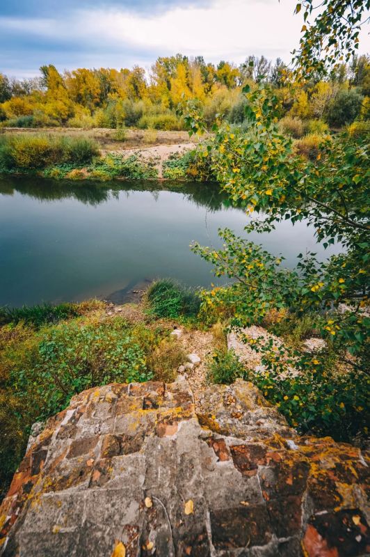 Река Самара и руины водяной механической мельницы купца Павла Шихобалова на берегу Река Самара и руины водяной механической мельницы купца Павла Шихобалова на берегу