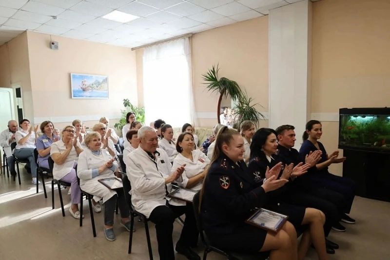 Заместитель начальника областного главка генерал-майор внутренней службы Сергей Басак поздравил сотрудников МСЧ с профессиональным праздником Заместитель начальника областного главка генерал-майор внутренней службы Сергей Басак поздравил сотрудников МСЧ с профессиональным праздником