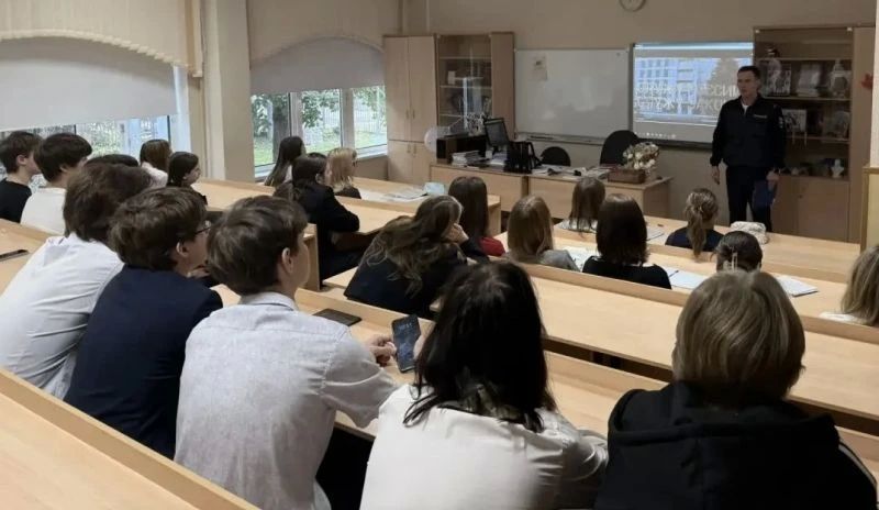 Самарские полицейские рассказали старшеклассникам о преимуществах службы в органах внутренних дел