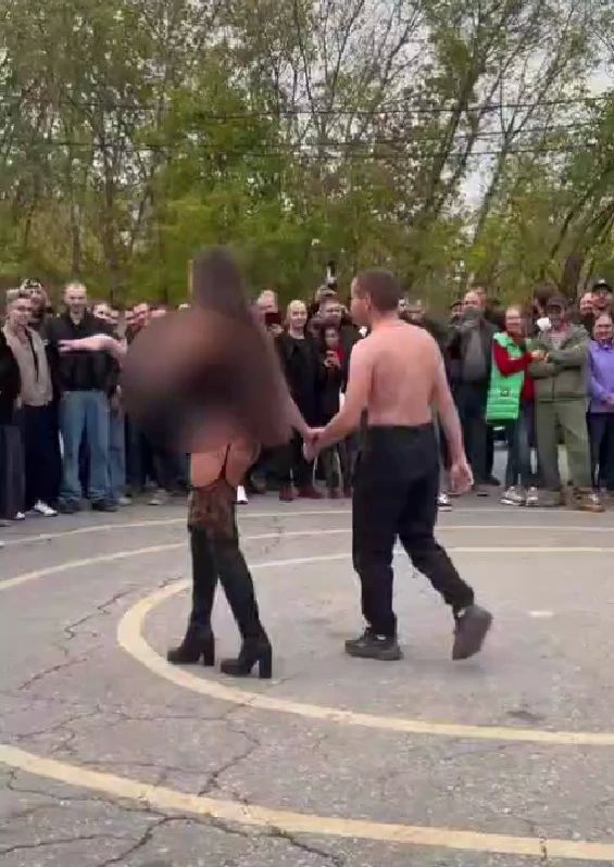 Стриптиз устроили прямо на улице Самары Стриптиз устроили прямо на улице Самары