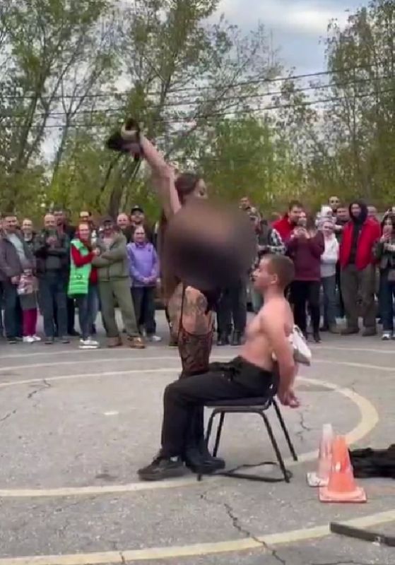 Стриптиз устроили прямо на улице Самары Стриптиз устроили прямо на улице Самары
