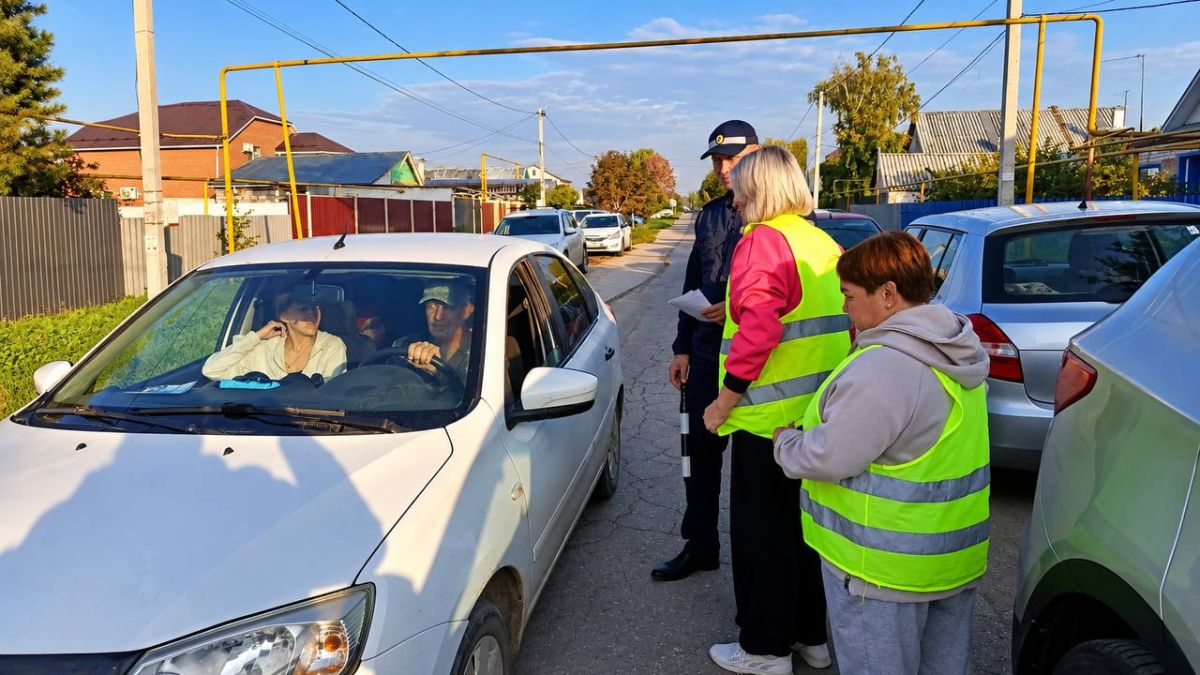 В Смышляевке родители вышли на «патруль» вместе с Госавтоинспекцией В Смышляевке родители вышли на «патруль» вместе с Госавтоинспекцией