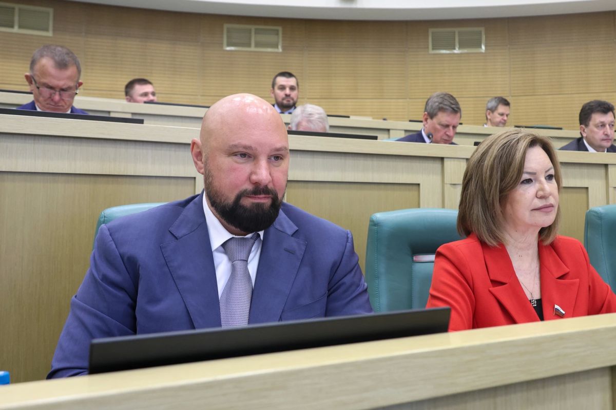 На пленарном заседании Совета Федерации представлены сенаторы, наделённые полномочиями органами государственной власти субъектов РФ На пленарном заседании Совета Федерации представлены сенаторы, наделённые полномочиями органами государственной власти субъектов РФ