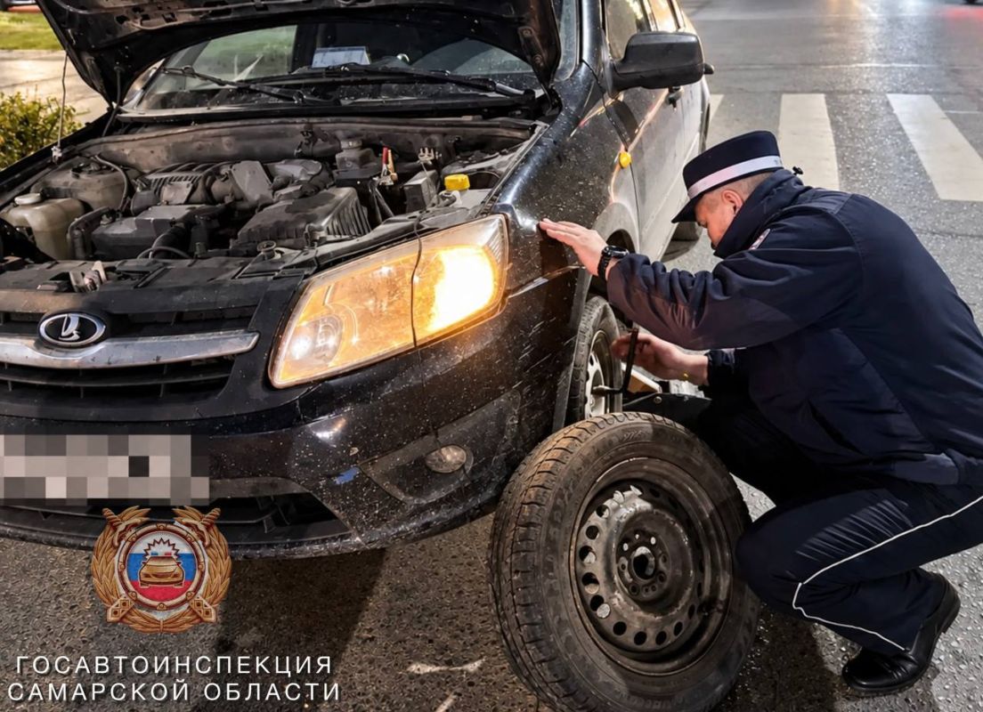 Автоинспекторы Волжского района помогли водителю на дороге