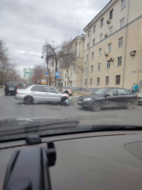 ДТП произошло на Волжском проспекте в Самаре между Маяковским и Полевым спусками