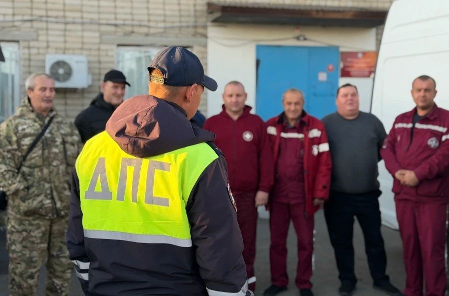 Госавтоинспекторы Самарской области провели профилактические беседы с водителями скорой помощи