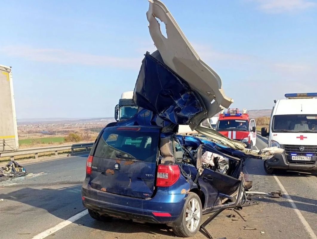 На трассе М-5 под Самарой столкнулись Skoda и грузовик DAF