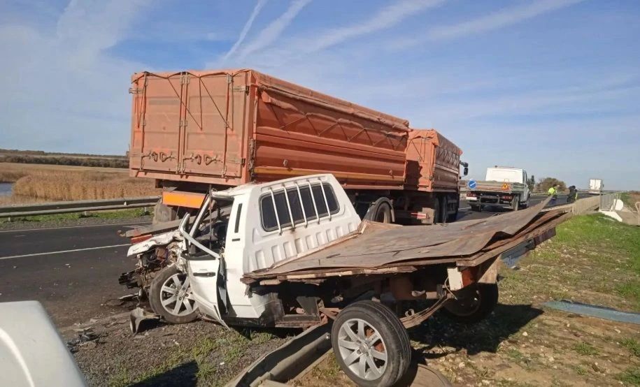 Фото ДТП показали груду металла на месте столкновения КАМАЗа и ВИС под Самарой Фото ДТП показали груду металла на месте столкновения КАМАЗа и ВИС под Самарой