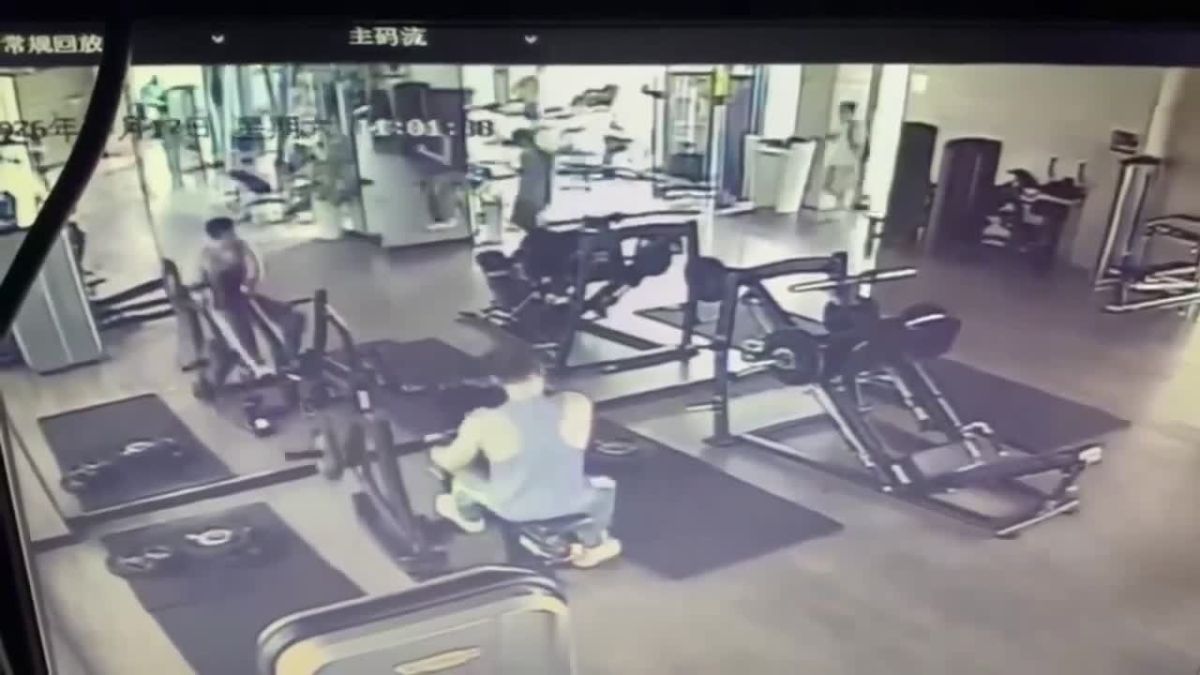 В Китае на мужчину в спортзале упало огромное зеркало