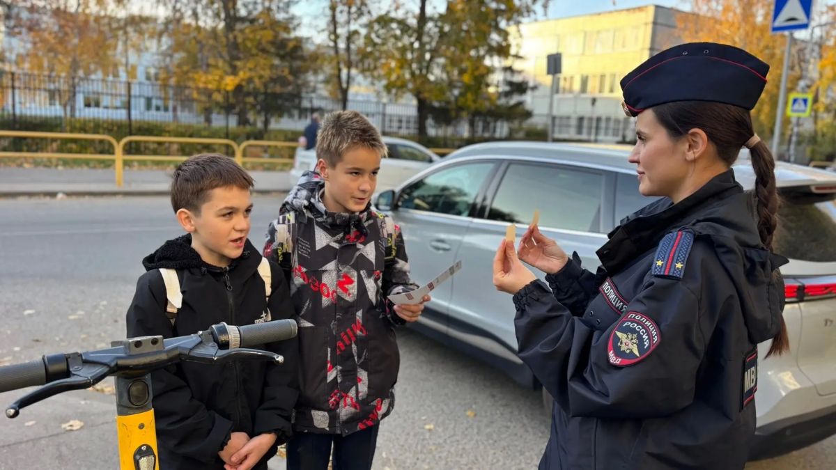 В Тольятти у школы № 94 прошёл «Родительский патруль» В Тольятти у школы № 94 прошёл «Родительский патруль»