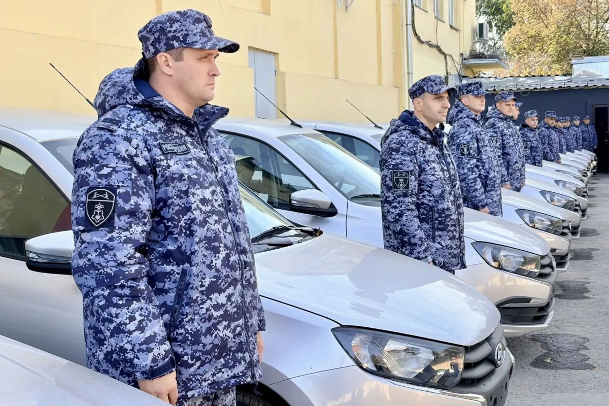 В Самаре сотрудникам Росгвардии вручили ключи от новых служебных автомобилей В Самаре сотрудникам Росгвардии вручили ключи от новых служебных автомобилей