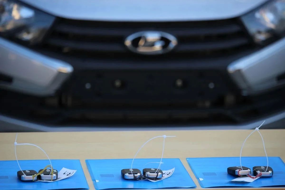В Самаре сотрудникам Росгвардии вручили ключи от новых служебных автомобилей В Самаре сотрудникам Росгвардии вручили ключи от новых служебных автомобилей