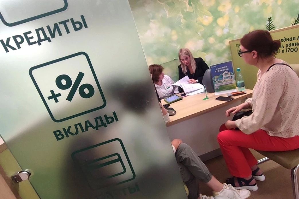 Открывайте вклады, не спешите с кредитами: как россиянам реагировать на сохранение ставки ЦБ в 14%