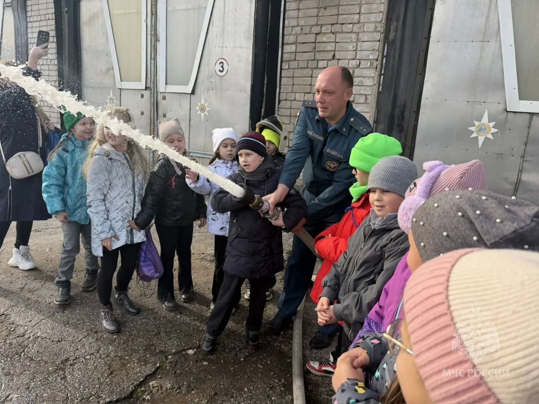 В гостях у пожарных. На днях в 4-й пожарно-спасательной части 3 отряда царило оживление: здесь побывали ученики школы №28 В гостях у пожарных. На днях в 4-й пожарно-спасательной части 3 отряда царило оживление: здесь побывали ученики школы №28