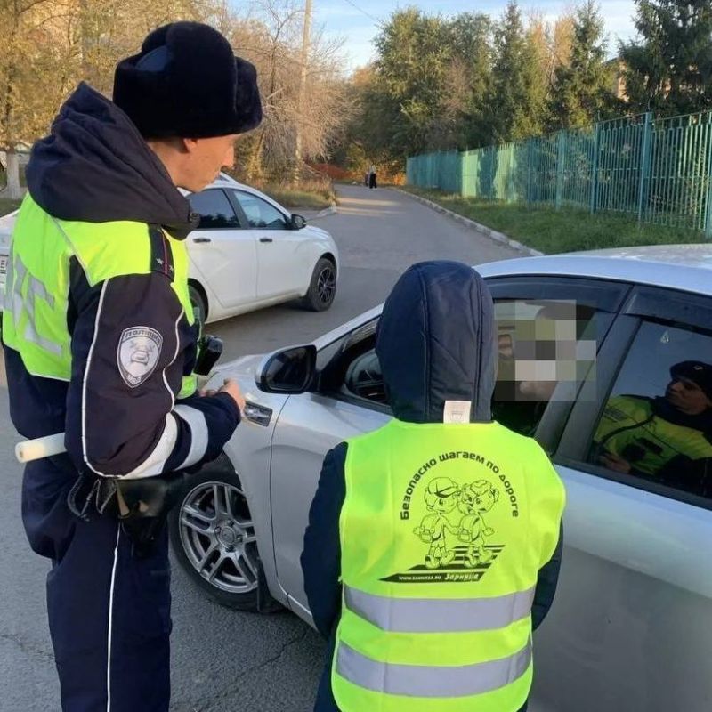 В Новокуйбышевске прошел «Родительский патруль» у школы № 17 В Новокуйбышевске прошел «Родительский патруль» у школы № 17