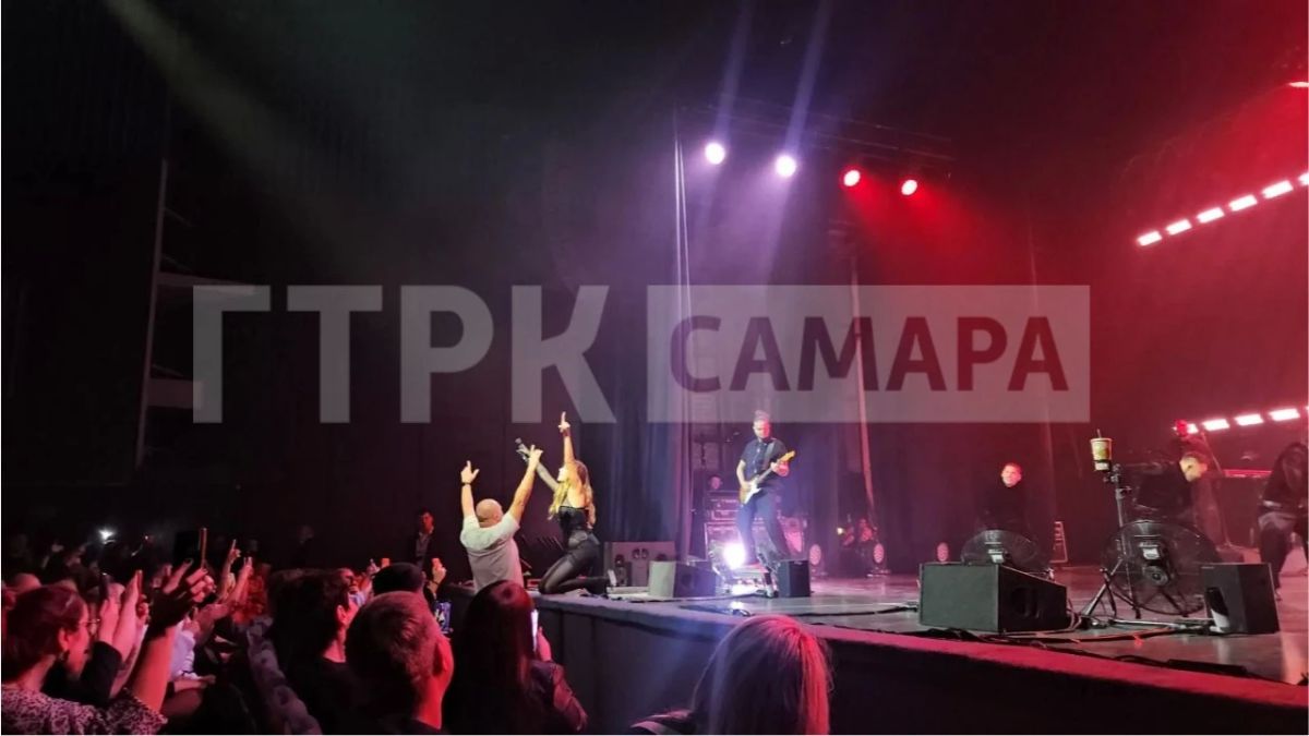 В Самаре Анна Асти спела с фанатом и призналась, что наливает в стакан на концерте