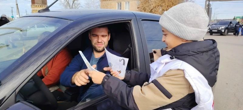 В Самарской области полицейские совместно с активистами «Движения первых» напомнили водителям о безопасности на дороге