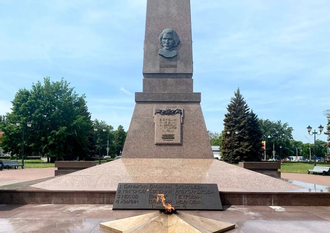 Обелиск Славы на площади Свободы — один из главных символов Тольятти Обелиск Славы на площади Свободы — один из главных символов Тольятти
