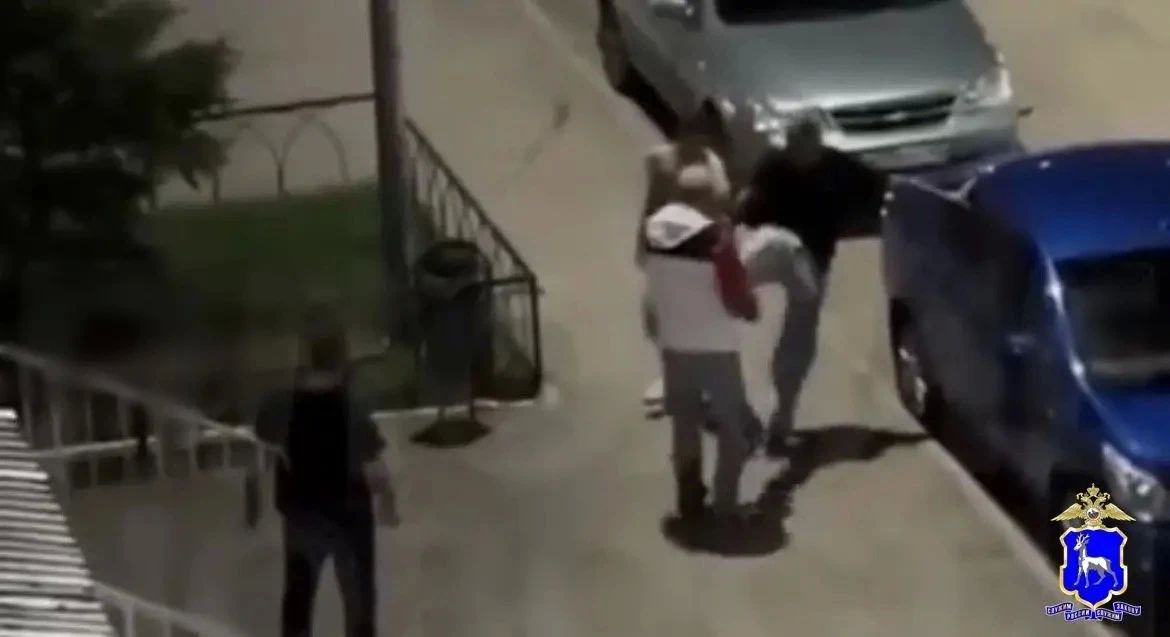 В ходе мониторинга сети Интернет сотрудниками полиции в одном из мессенджеров выявлена публикация с видеозаписью, на которой запечатлен конфликт с участием, предположительно, несовершеннолетних лиц в Самаре